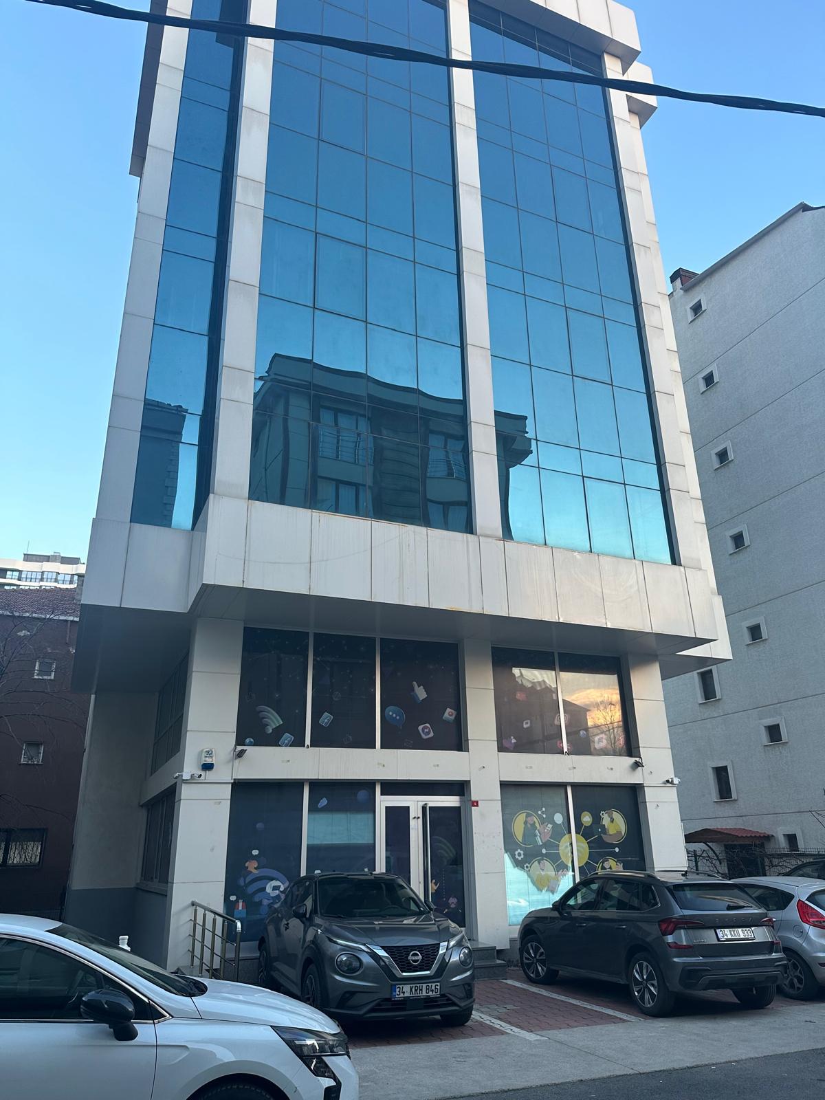 Pendikte E -5 Hattinda Satılik Plaza